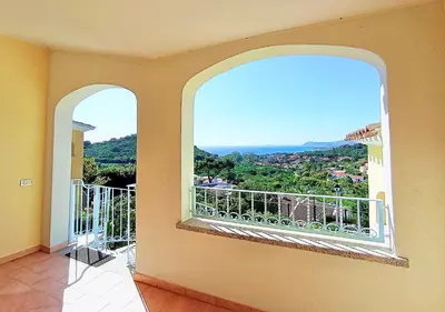 Vista generica sulle montagne o vista sulle montagne dall'interno dell'appartamento