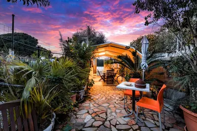Giardino di Greenway Rifugio con Patio a 2 min dal mare