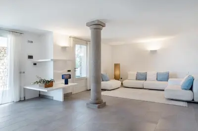 Area soggiorno di Villa Melograno con piscina e giardino privato a soli 500 mt dal mare