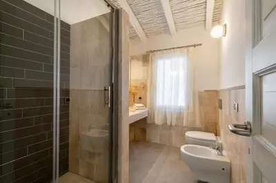 Bagno di Villa Melograno con piscina e giardino privato a soli 500 mt dal mare