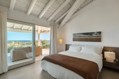 Letto o letti in una camera di Villa Melograno con piscina e giardino privato a soli 500 mt dal mare