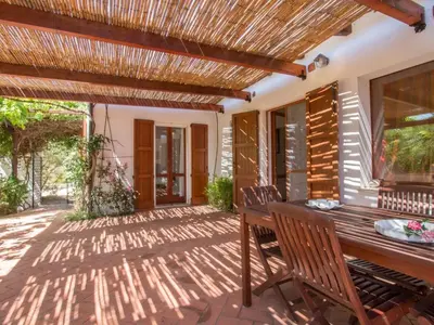 Patio o area all'aperto di Holiday Home Natur- ökologische Nachhaltigkeit- nur für Erwachsene- Meer in der Nähe by Interhome