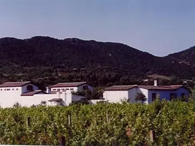 Vista generica sulle montagne o vista sulle montagne dall'interno della casa vacanze