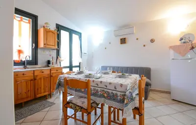 Cucina o angolo cottura di 2 Bedroom Nice Apartment In Sant'antioco
