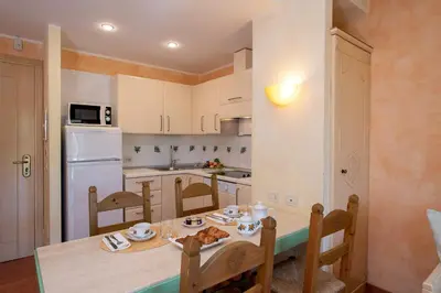 Cucina o angolo cottura di Lantana Resort 1Bed Apartment Beach Pool & Balcony