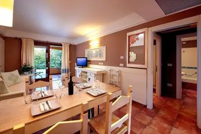 TV o dispositivi per l'intrattenimento presso Lantana Resort 1Bed Apartment Beach Pool & Balcony