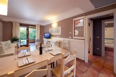 TV o dispositivi per l'intrattenimento presso Idyllic Lantana resort 2 Bedroom Apartment Sleep 7