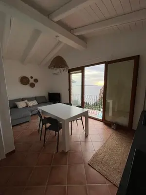 Vista generica sulle montagne o vista sulle montagne dall'interno della casa vacanze