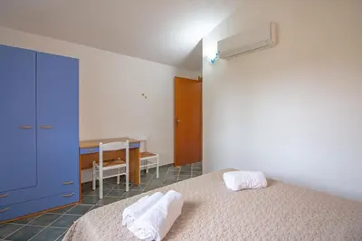 Letto o letti in una camera di Waves Apartment, only 250m from the sea