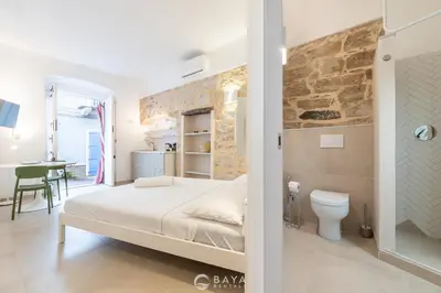 Letto o letti in una camera di Ca' Rouge - Modern & Bright 3BR Boutique Retreat in the Heart of Carloforte