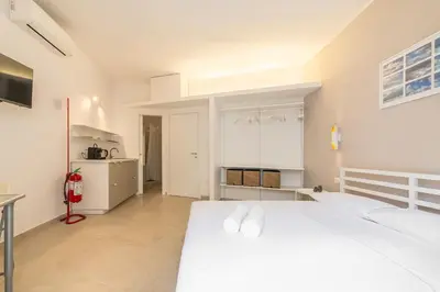 Letto o letti in una camera di Ca' Rouge - Modern & Bright 3BR Boutique Retreat in the Heart of Carloforte