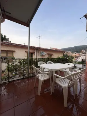 Vista generica sulle montagne o vista sulle montagne dall'interno dell'appartamento