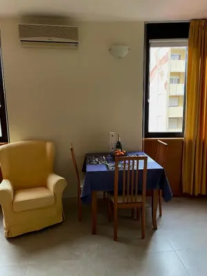 Area soggiorno di Alloggio con parcheggio privato - Cagliari