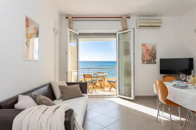 Vista generica sul mare o vista sul mare dall'interno dell'appartamento