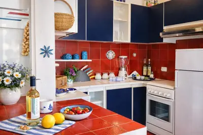 Cucina o angolo cottura di Villa Il Gabbiano a few minutes walk from the sea