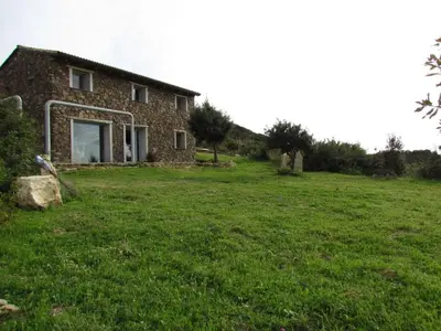Giardino di Holiday Home Unterkunft in einer Höhle mit Privatparkplatz by Interhome