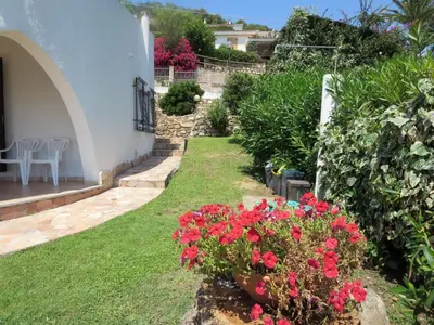 Giardino di Holiday Home 'Cinciallegra' mit Wasserblick by Interhome