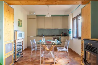 Cucina o angolo cottura di Sa Marina Holiday House - al mare con giardino