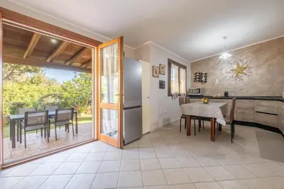 Cucina o angolo cottura di Villa in Residence a 5 minuti dal mare e centro paese- Privacy e relax
