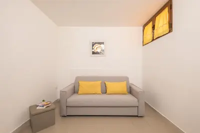Area soggiorno di Villa in Residence a 5 minuti dal mare e centro paese- Privacy e relax