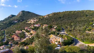 Vista generica sulle montagne o vista sulle montagne dall'interno della casa vacanze
