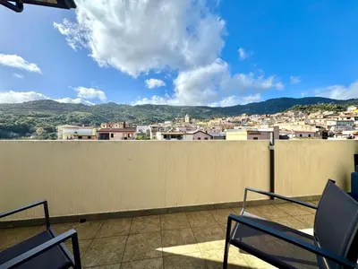 Vista generica sulle montagne o vista sulle montagne dall'interno dell'appartamento