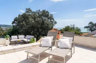 Paesaggio naturale nelle vicinanze della villa