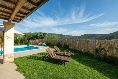 Vista generica sulle montagne o vista sulle montagne dall'interno della villa