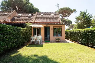 Giardino di Seaside Villa Near the Beach, Garden & BBQ