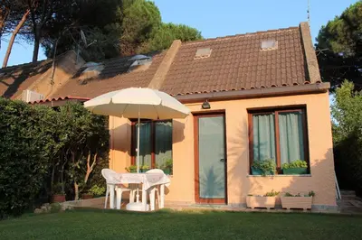 Giardino di Seaside Villa Near the Beach, Garden & BBQ
