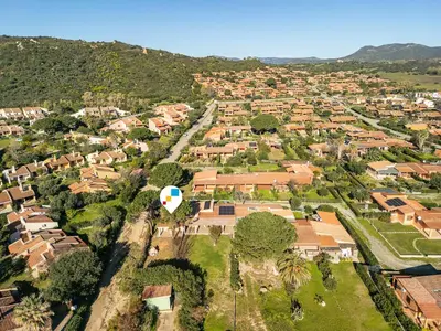 Vista generica sulle montagne o vista sulle montagne dall'interno della casa vacanze