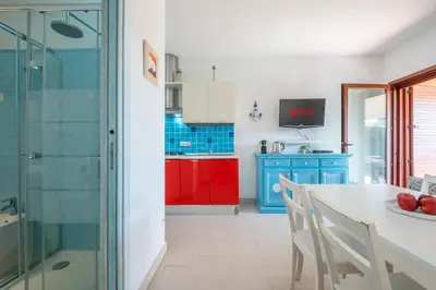 Cucina o angolo cottura di Family Villa - 3 minuti dal Mare e Giardino Privato