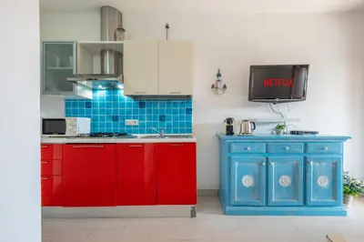 Cucina o angolo cottura di Family Villa - 3 minuti dal Mare e Giardino Privato