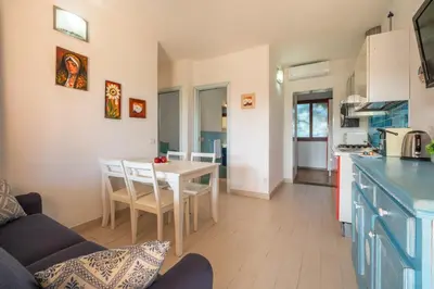 Cucina o angolo cottura di Family Villa - 3 minuti dal Mare e Giardino Privato
