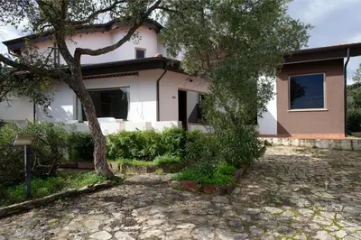 Giardino di Villa immersa nel verde vicino Cagliari Mare Natura Relax