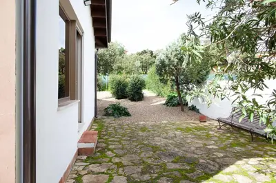 Giardino di Villa immersa nel verde vicino Cagliari Mare Natura Relax