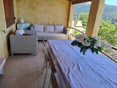 Vista generica sulle montagne o vista sulle montagne dall'interno della casa vacanze