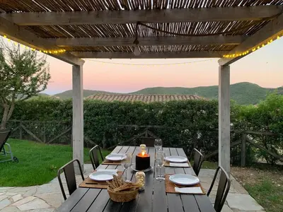 Vista generica sulle montagne o vista sulle montagne dall'interno della villa