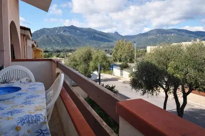 Vista generica sulle montagne o vista sulle montagne dall'interno della casa vacanze