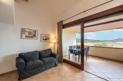 Vista generica sulle montagne o vista sulle montagne dall'interno della casa vacanze