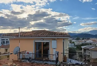 Vista generica sulle montagne o vista sulle montagne dall'interno dell'appartamento
