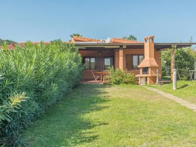 Giardino di Holiday Home Rei Marina Fronte Mare - REI204 by Interhome