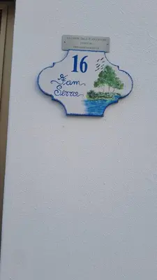 Certificato, attestato, insegna o altro documento esposto da Corte dell'elefantino