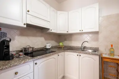 Cucina o angolo cottura di 5' from the Sea, Apartment with Terrace & BBQ