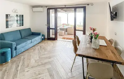 Area soggiorno di 1 Bedroom Beach Front Home In Pistis