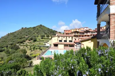 Vista generica sulle montagne o vista sulle montagne dall'interno della casa vacanze