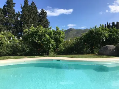 Vista generica sulle montagne o vista sulle montagne dall'interno dell'agriturismo