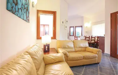Area soggiorno di 2 Bedroom Lovely Home In Ca-