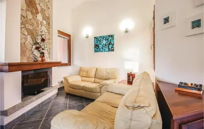 Area soggiorno di 2 Bedroom Beautiful Home In Ca-