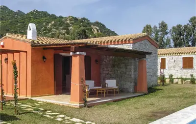 Vista generica sulle montagne o vista sulle montagne dall'interno della casa vacanze